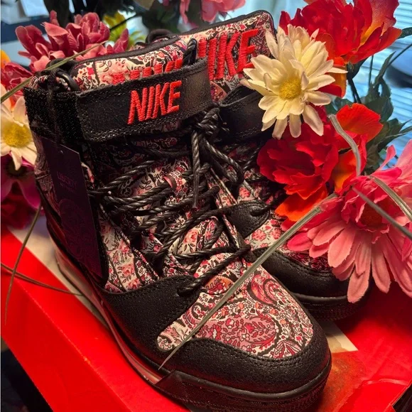 Nike Women’s Sneakers - Picture 11 of 14